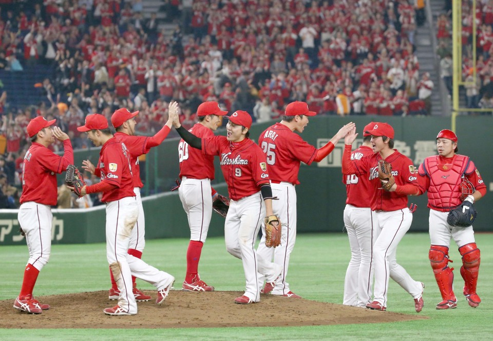 Baseball Comeback Carp blow past Giants in 9th