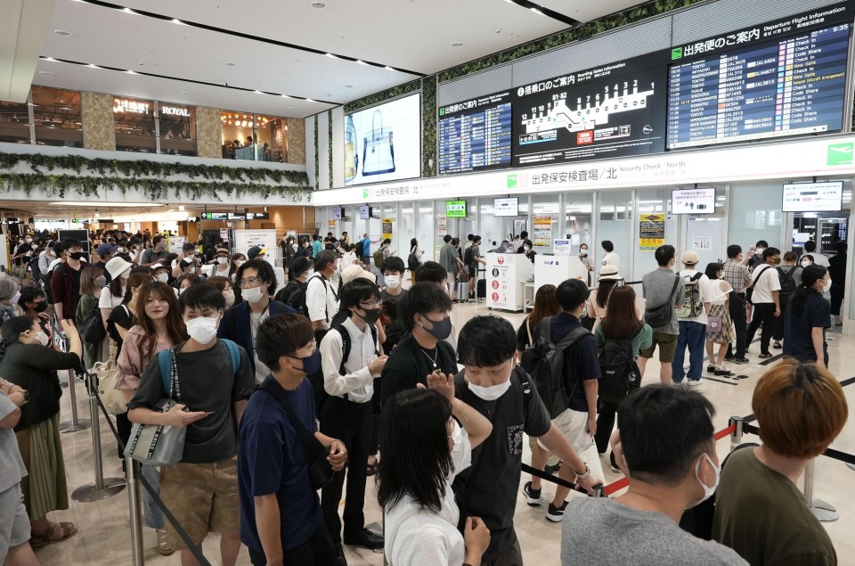 日本の夏休みから戻った旅客列車は空港で混雑しています