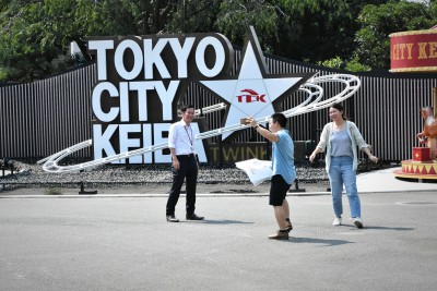 Horse racing course in Tokyo seeks inbound inspiration from international students