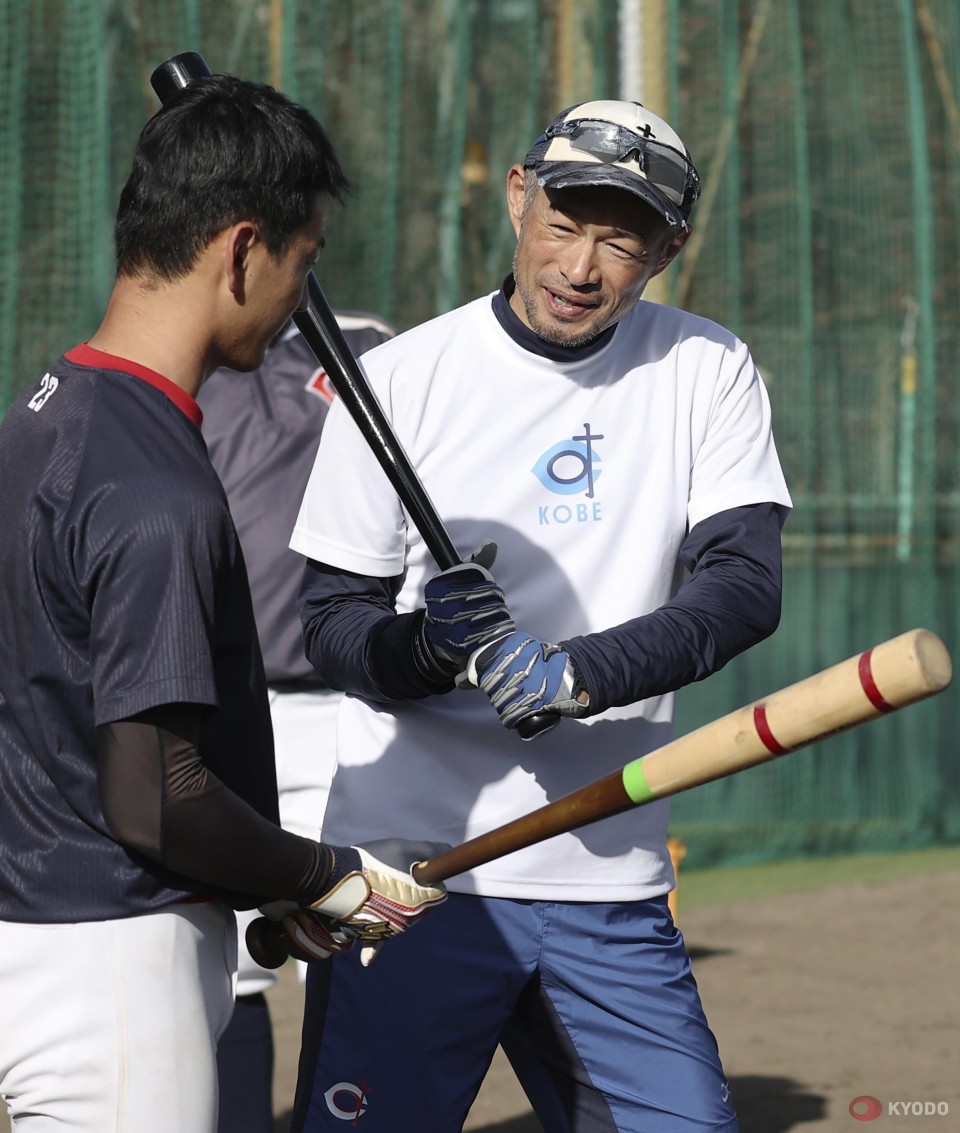 Ichiro hits homers at high school practice