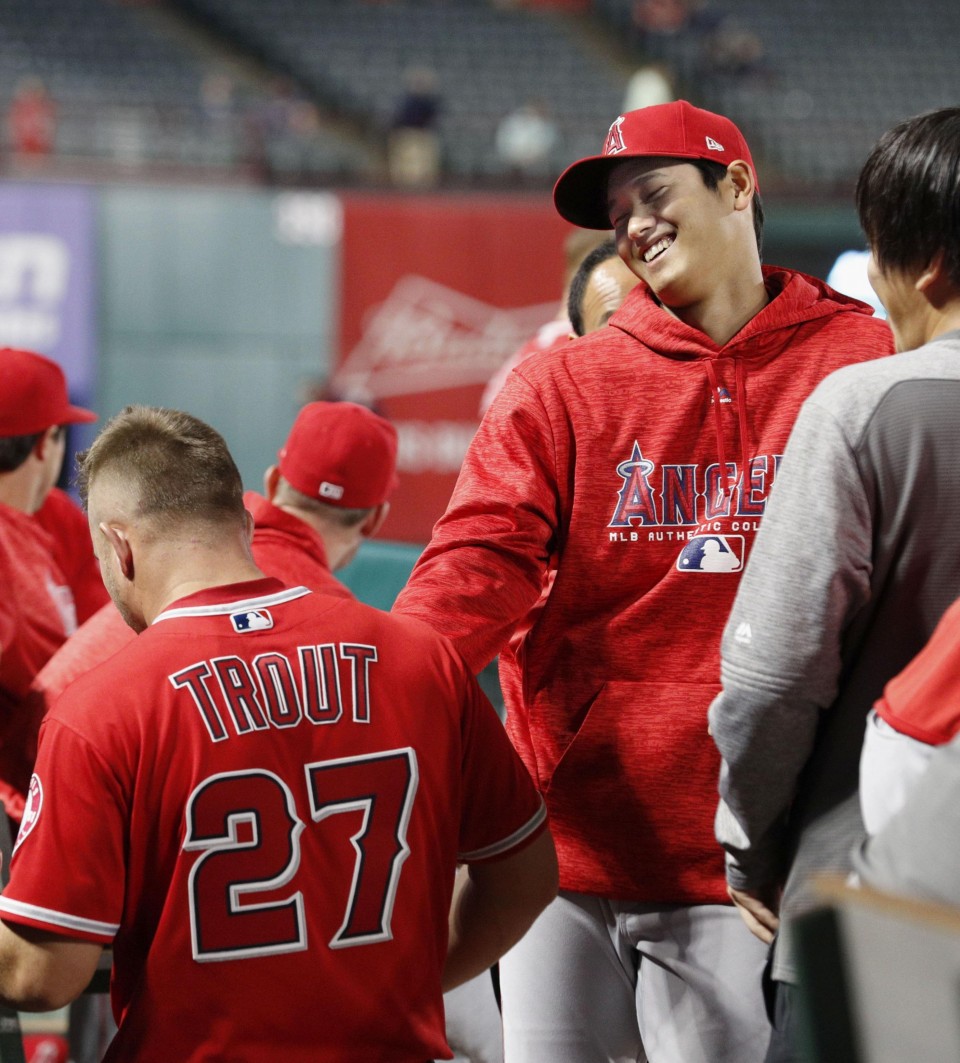 Baseball: Ohtani praises Trout, Angels teammates