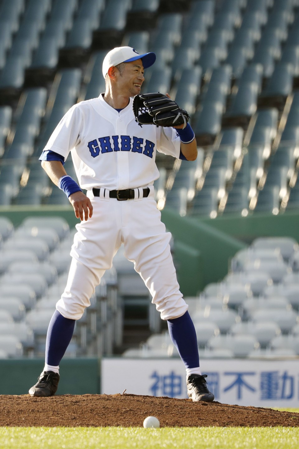 Baseball: Former MLB, NPB superstar Suzuki pitches and bats again