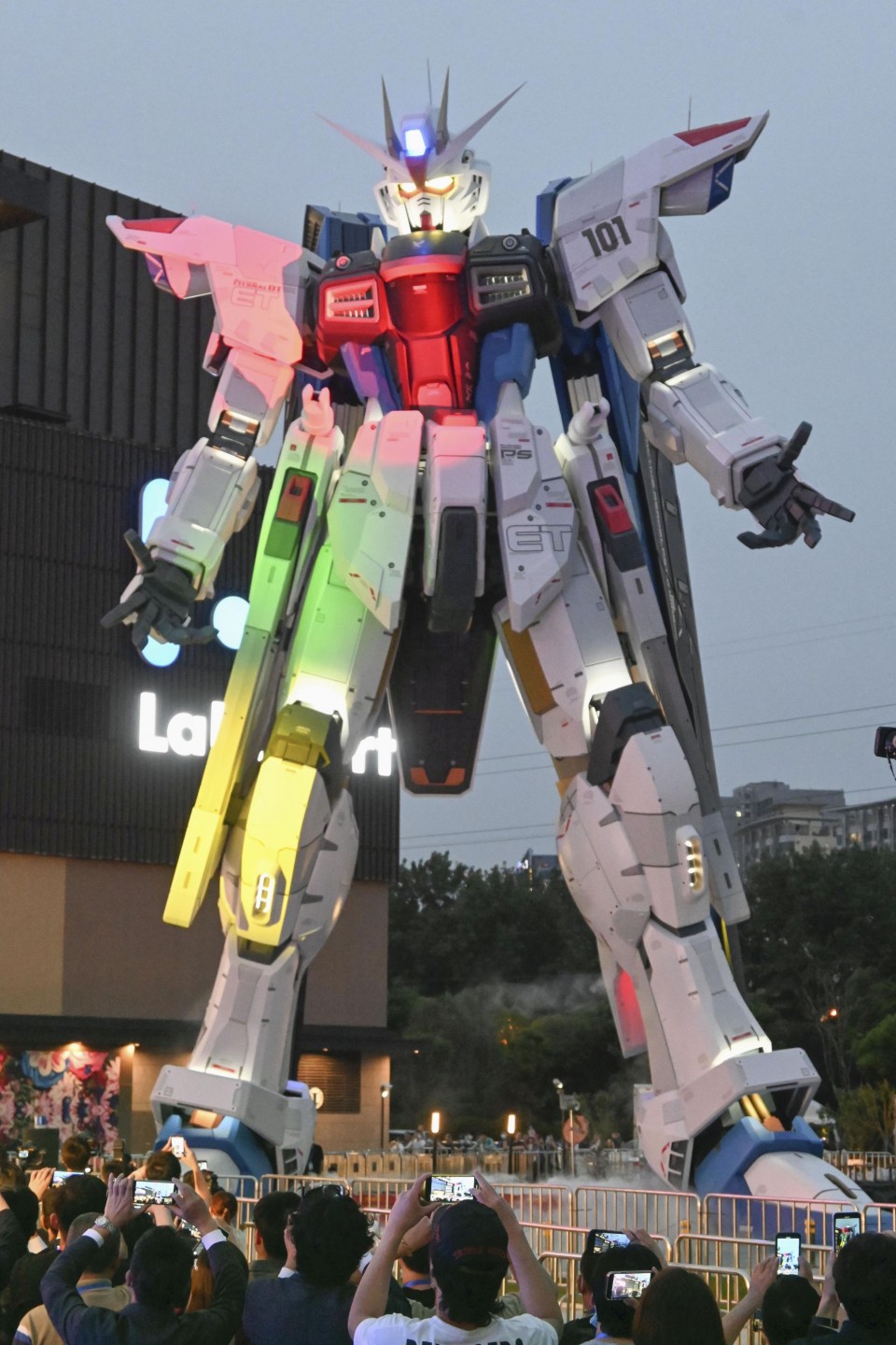 quot;Life-size" Gundam statue in Shanghai catches hearts of fans