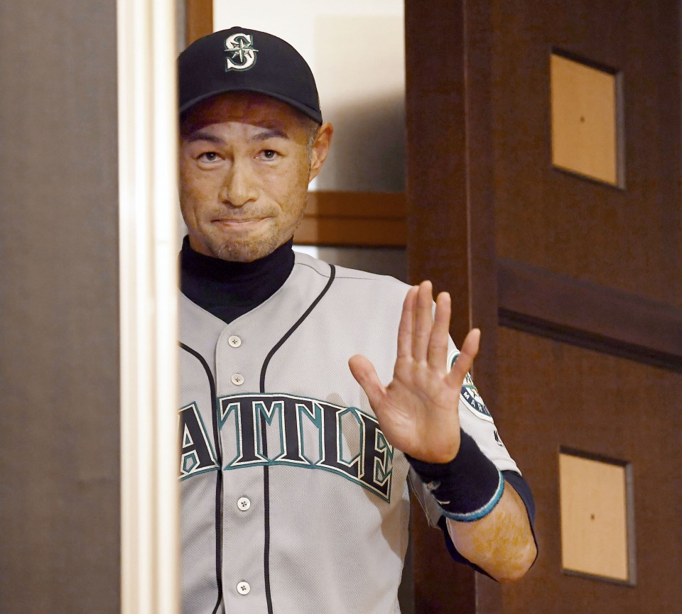 Ichiro announces retirement after emotional finale