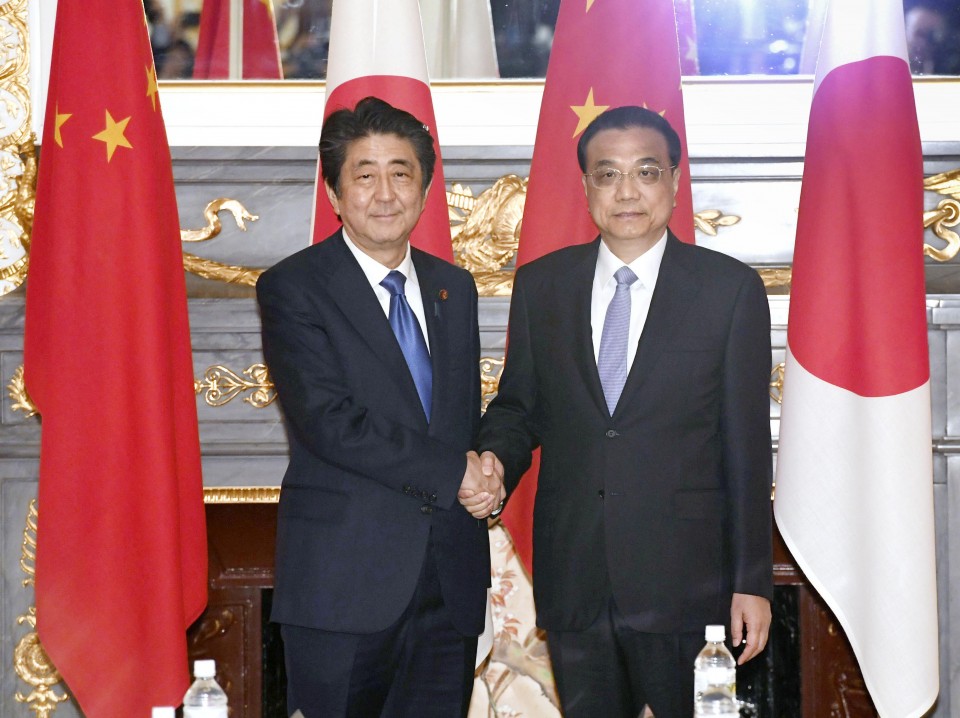 Abe, Li discuss N.Korea, bilateral ties