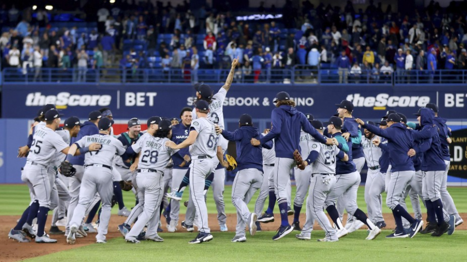 Mariners celebrating the past and 116 wins