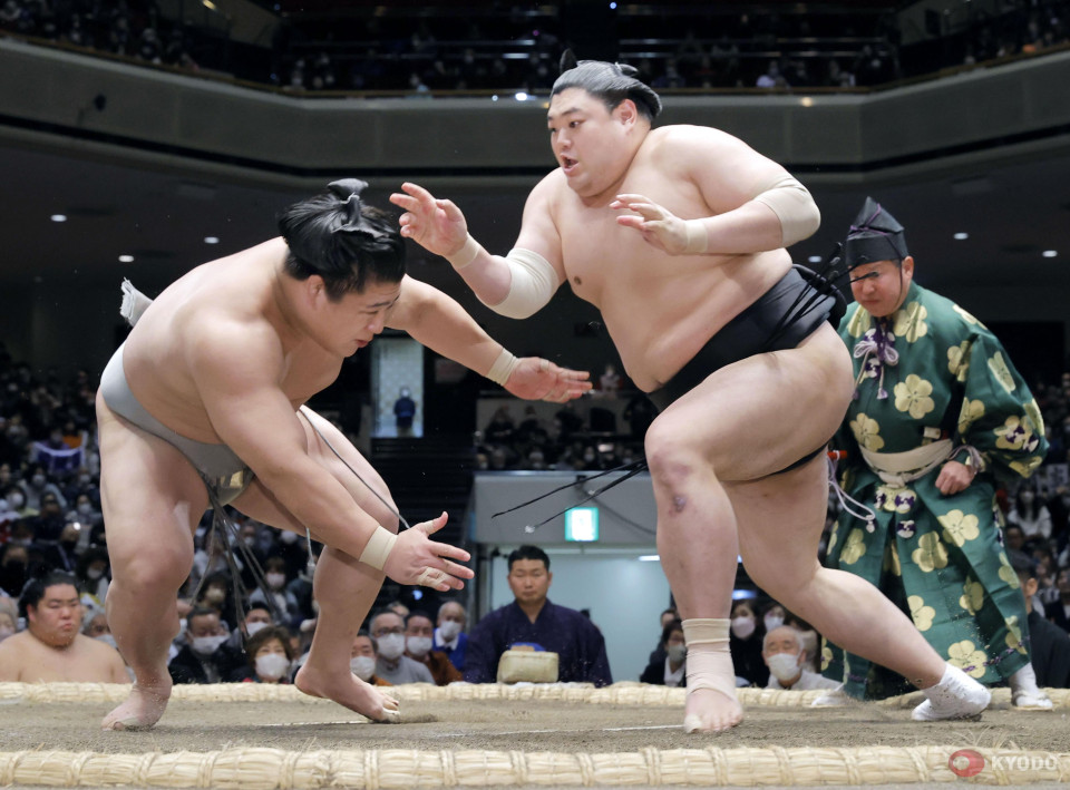 Sumo: Abi leads unbeaten maegashira trio atop New Year