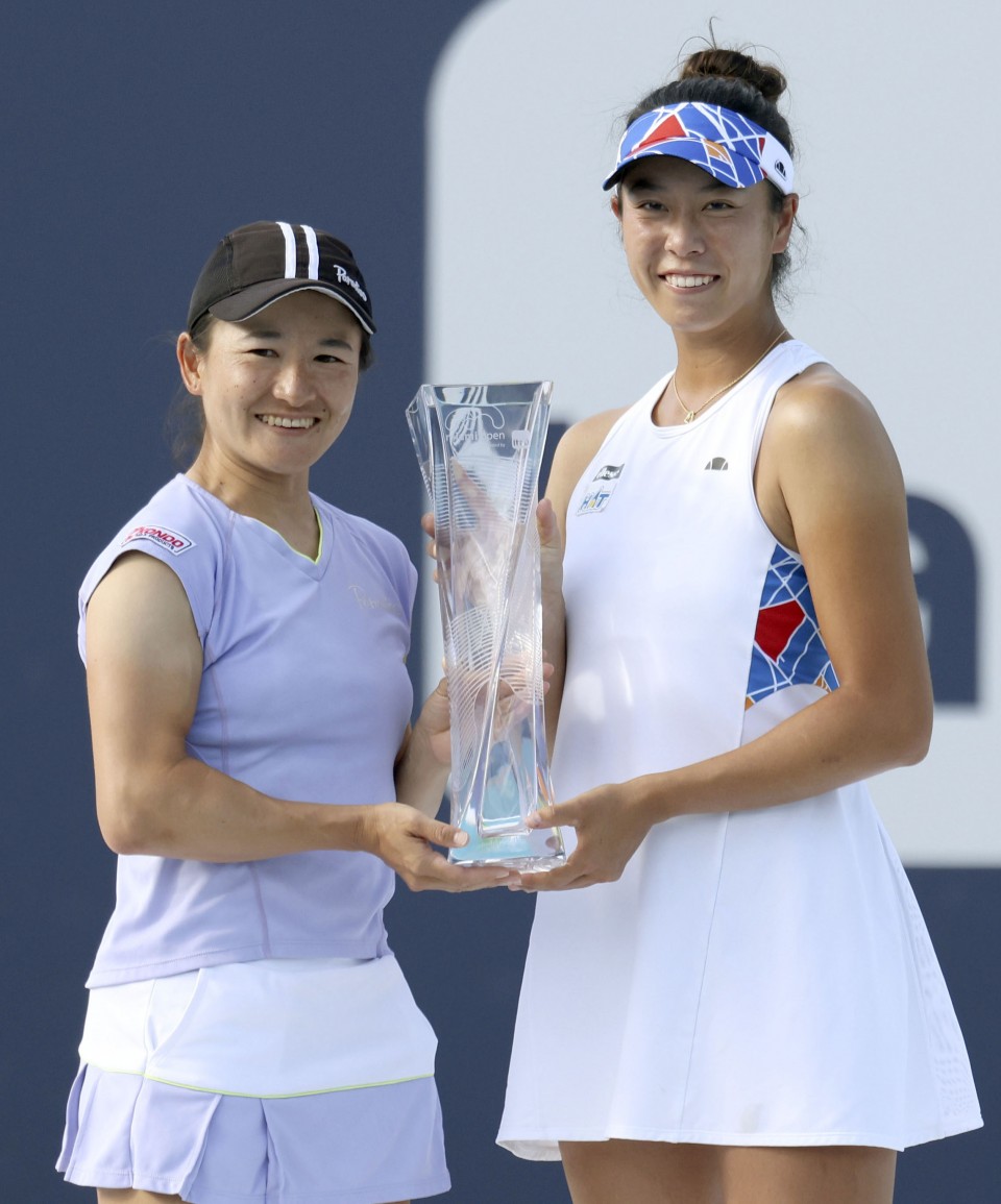 Tennis Aoyama, Shibahara win Miami Open women's doubles title