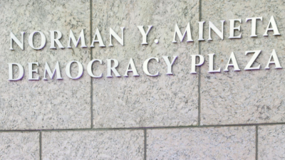 博物館以第一位日裔美國內閣成員的名字命名廣場