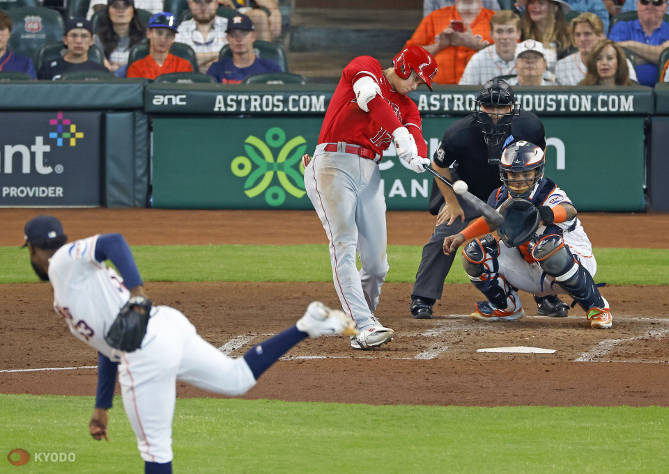 Shohei Ohtani fans get chance to see copy of Angels samurai helmet in Tokyo