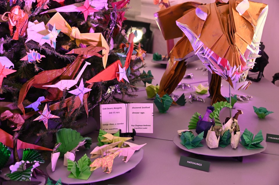 Nyc Museum Unveils Holiday Tree With 800 Origami Dinosaurs