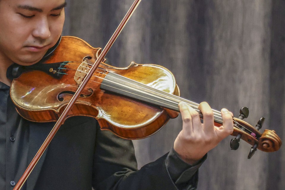 halv otte parkere Elendig Japanese-owned Stradivarius violin sells for $15 million at auction