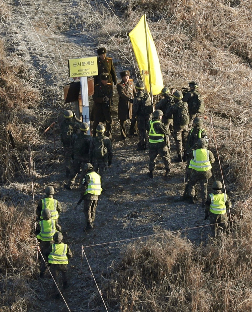 Korean border troops verify removal of each other's posts Korean border troops verify removal of each other's posts