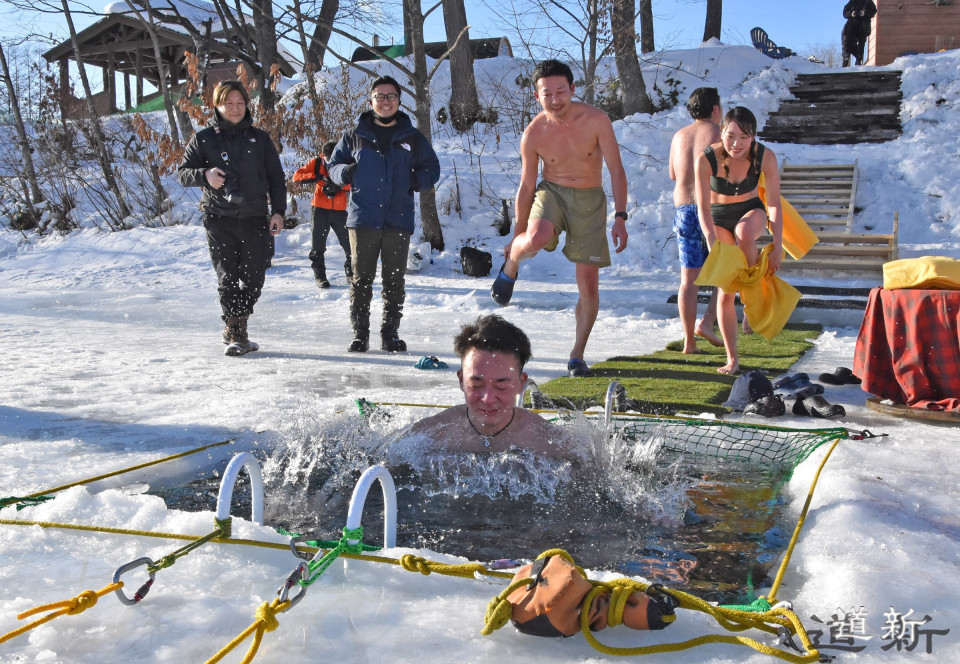 Cool customers take polar plunge as "avanto" season starts in  Hokkaido