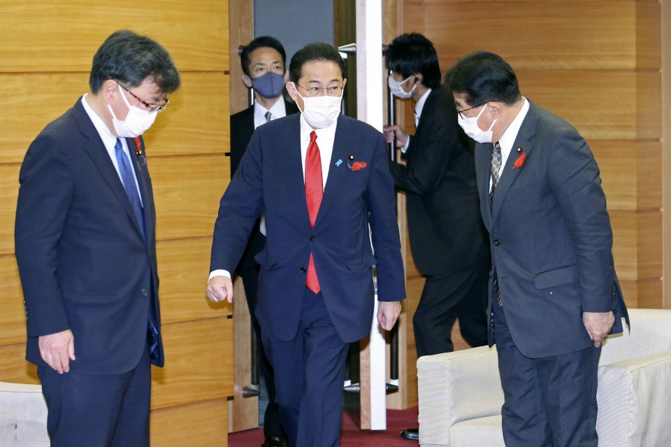 Bodyguard successfully protects Japanese Prime Minister Fumio