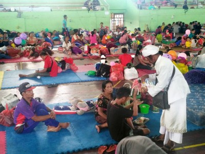 Indonesia gov't faces stubborn evacuees as volcano eruption imminent