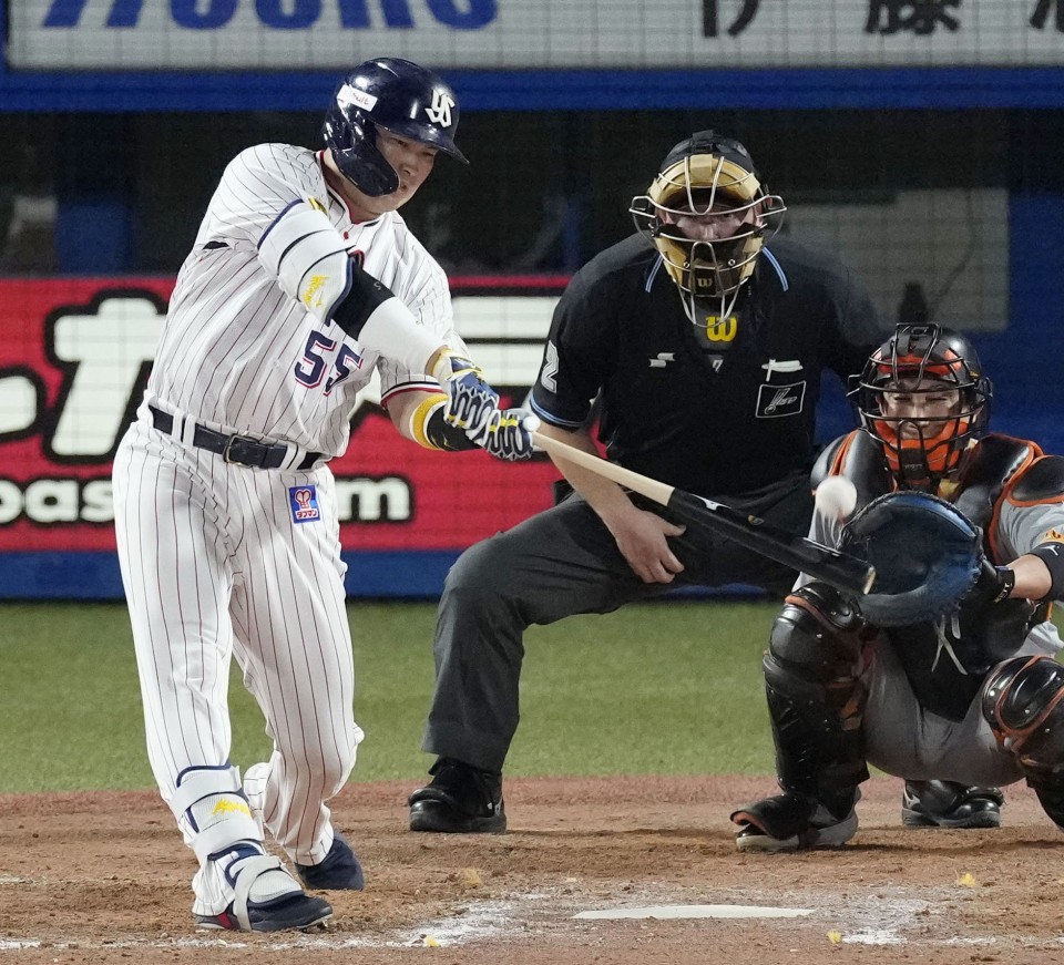 Munetaka Murakami hits 56th home run to move into second place on