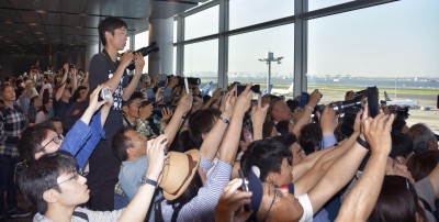 Hundreds of curious Japanese turn up to see Trump on state visit