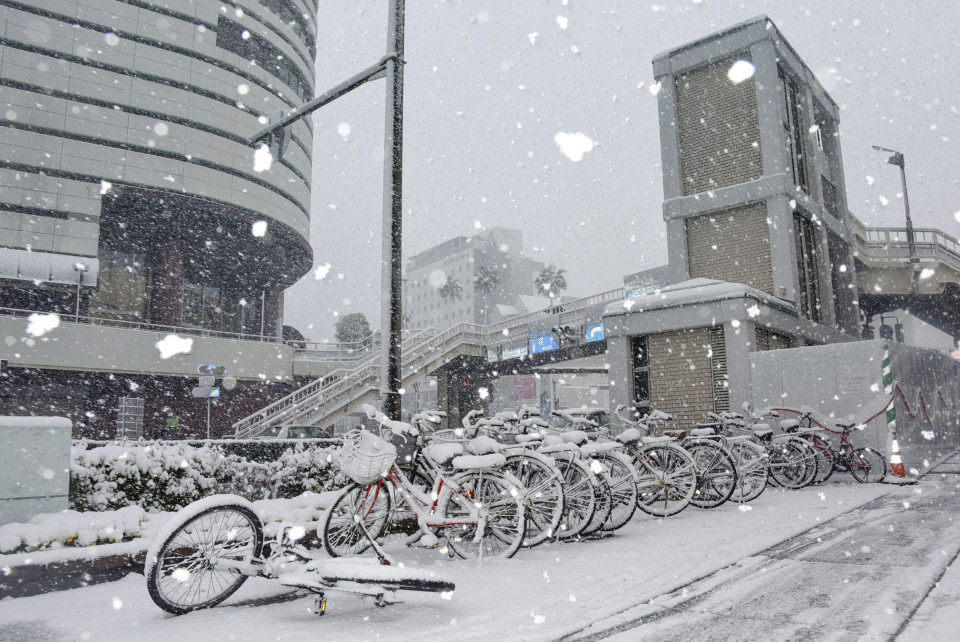 Record heavy snow disrupts Tokyo transit, including flights 