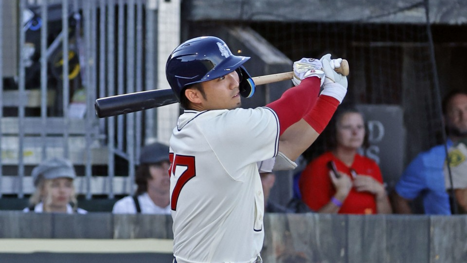Baseball Suzuki RBI double helps Cubs win "Field of Dreams" game vs. Reds