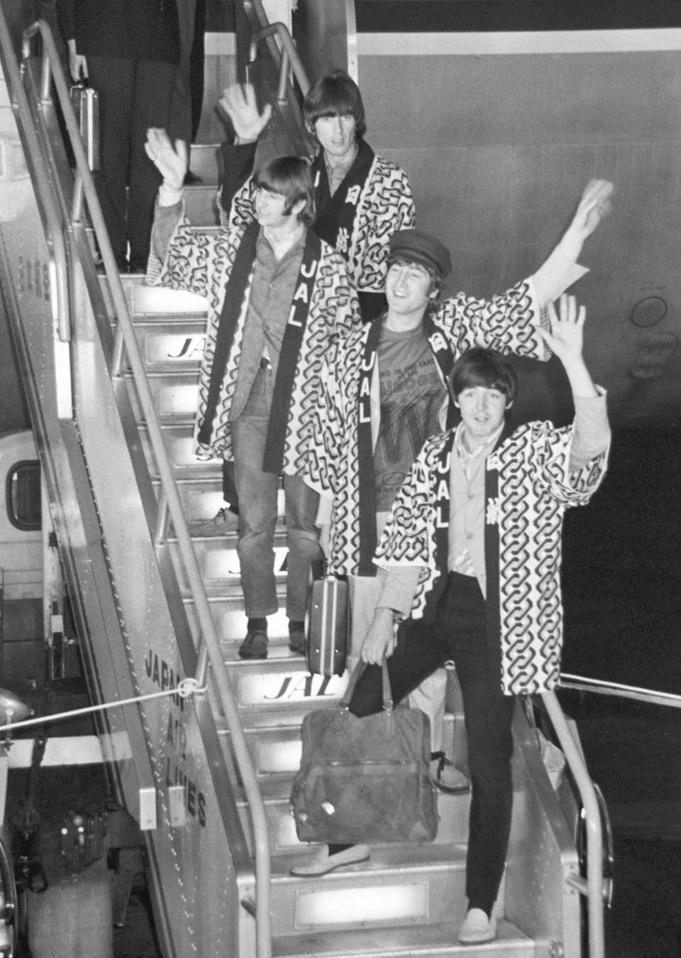 Des images rares de la visite emblématique des Beatles au Japon en 1966 ...