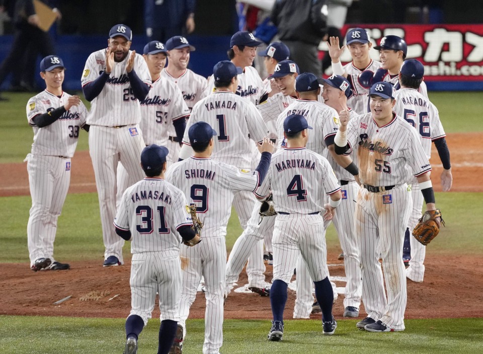 Hanshin Tigers Roar to 1st Central League Title in 18 Yrs - The