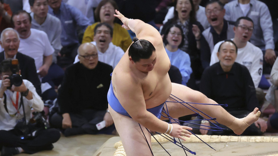 Sumo New ozeki Onosato earns hardfought win over Hiradoumi on Day 1