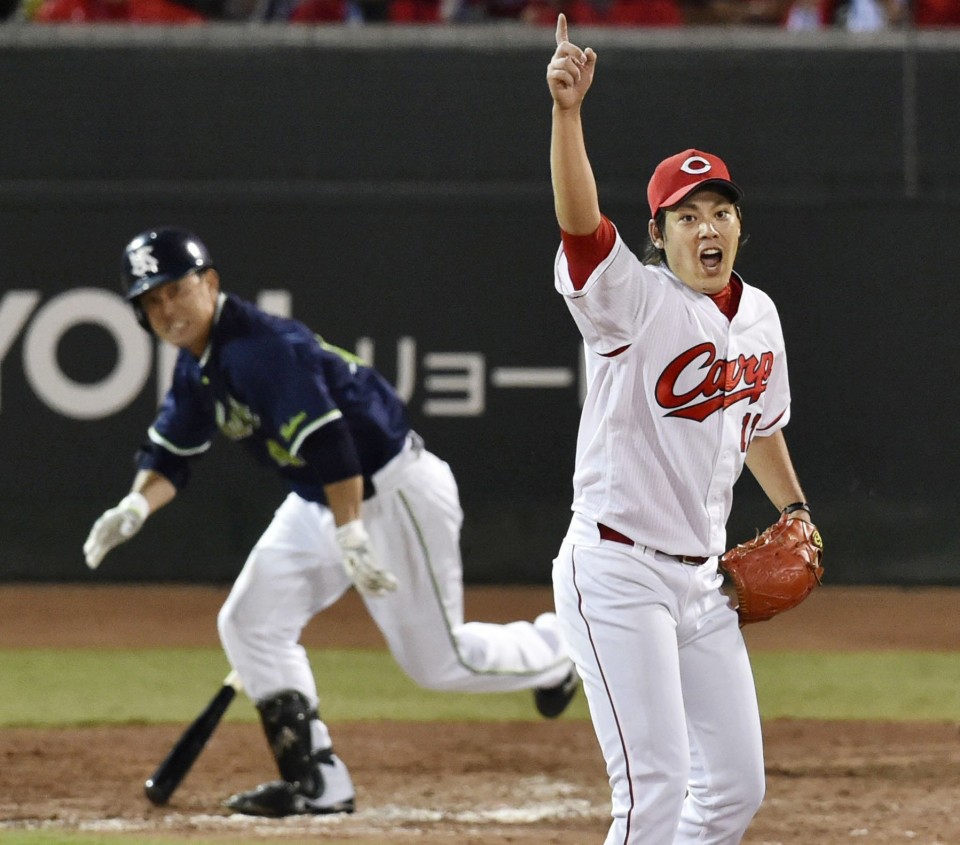 Baseball: Kuri pitches Carp past Swallows in pennant clincher