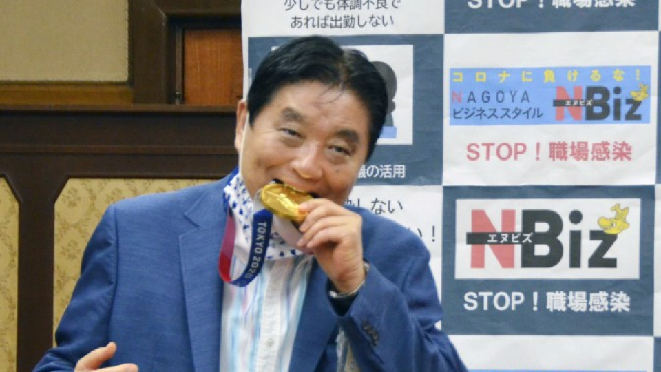 日本の市長は、オリンピック選手の金メダルを突然噛んだことで火がついた