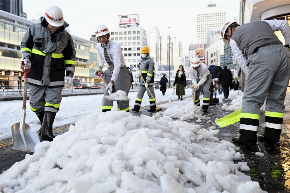 Tokyo shivers under unusually heavy snowfall