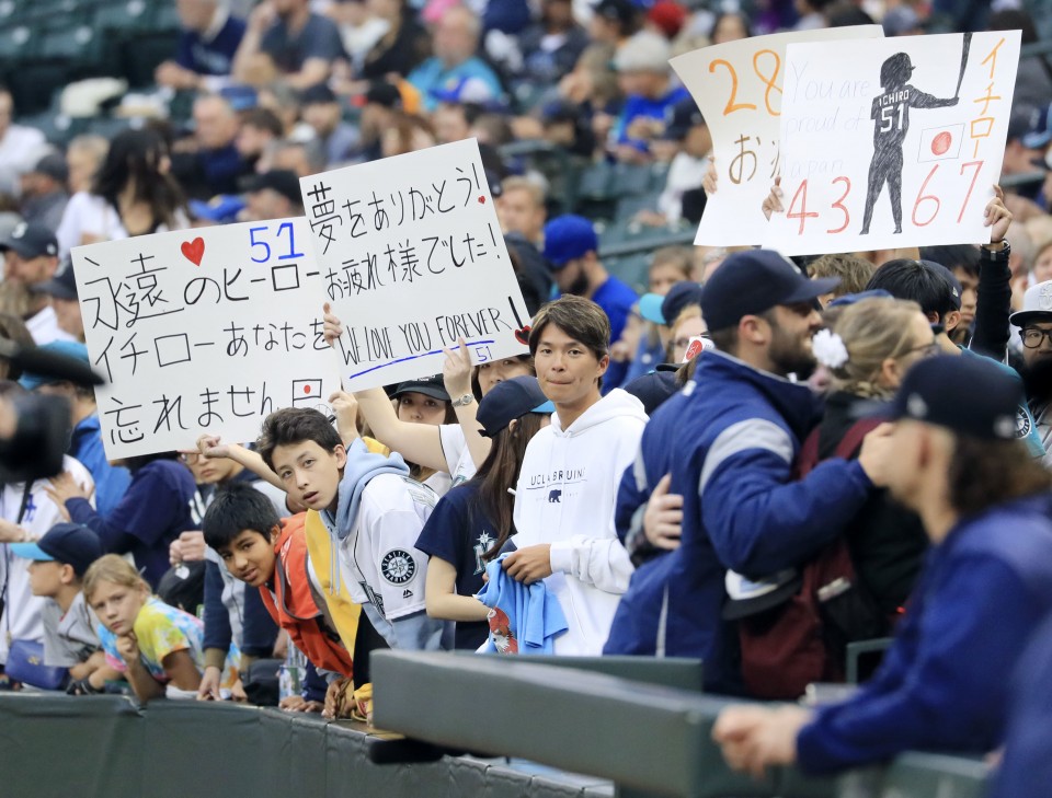 Ichiro thanks Mariners fans in English during pregame ceremony