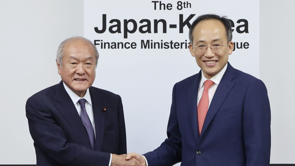 Japan, S. Korea agree to revive currency swap pact amid warming ties