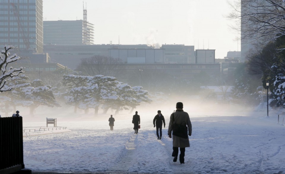 Tokyo shivers under unusually heavy snowfall