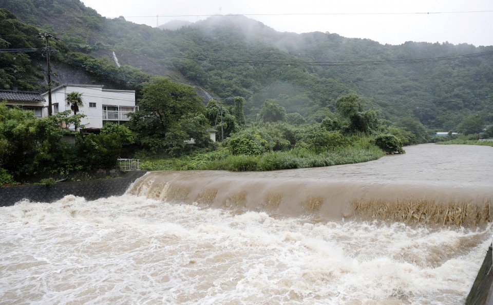 Japan Weather Agency Warns of Landslides, Floods Due to Storm