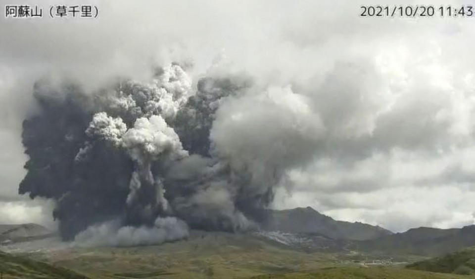 Mount aso volcano eruption