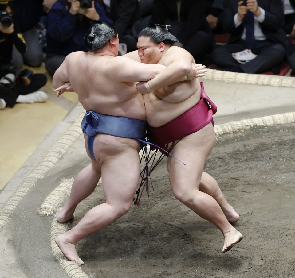 Sumo: Terunofuji, Mitakeumi siguen empatados en el liderato el día 11