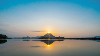 "Double diamond" viewing under way at Japan's other Mt. Fuji