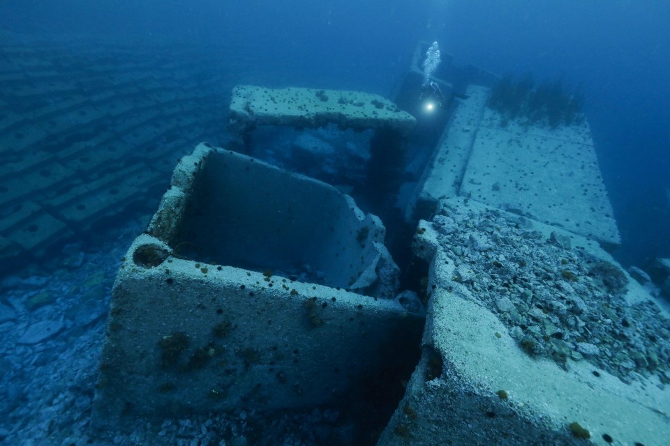 submerged breakwaters