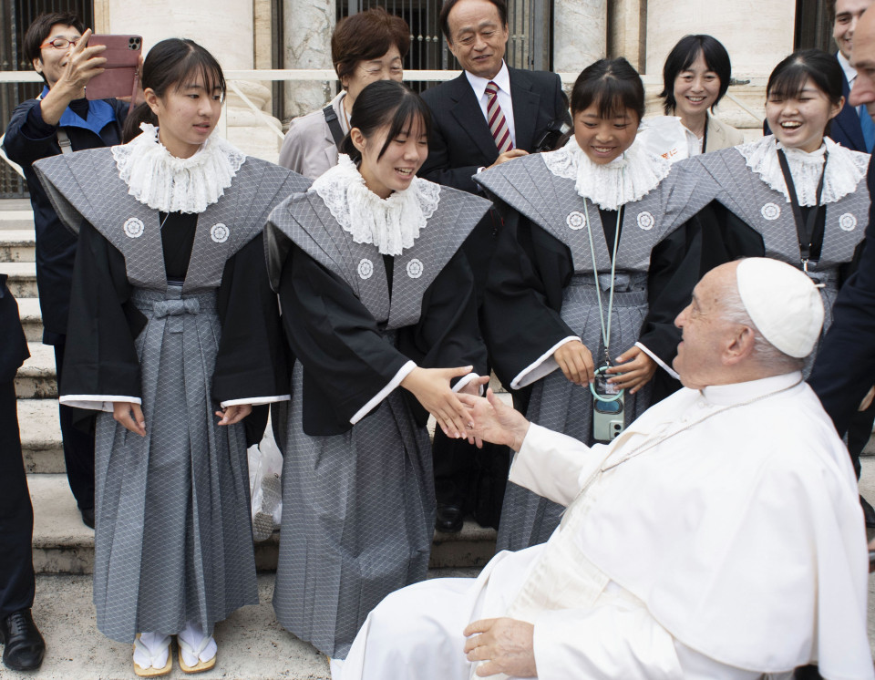 Pope meets 4 Japan students reenacting 440yrold mission to Europe