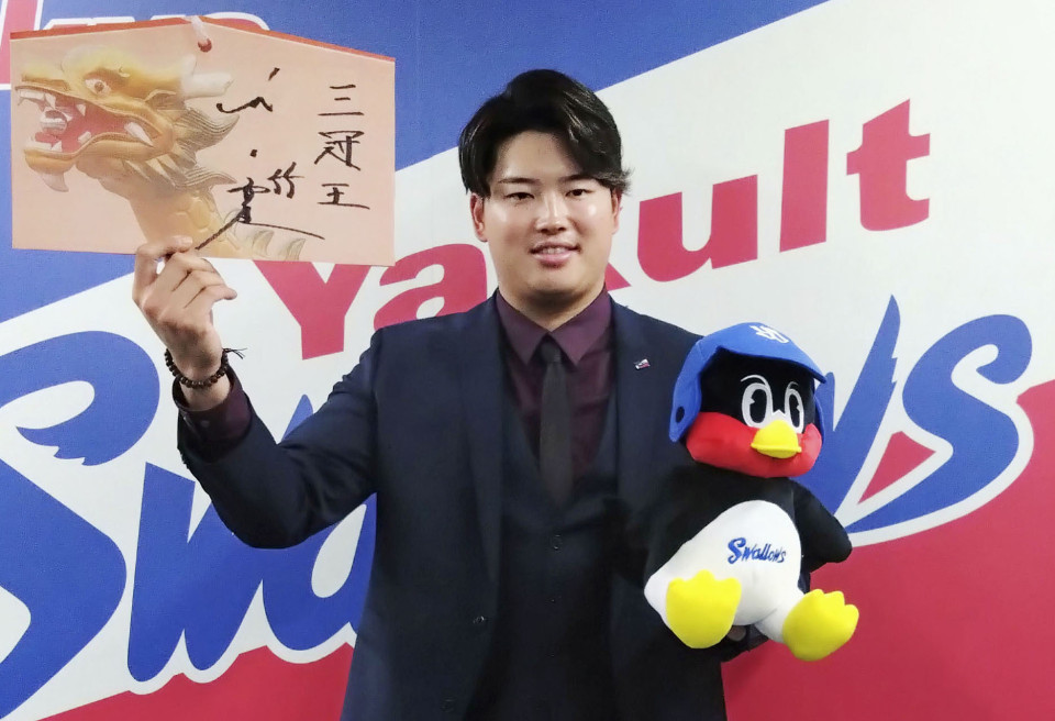 Baseball Yakult slugger Murakami signs for unchanged 600 million yen