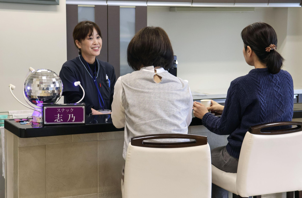 Mais mulheres no Japão estão recorrendo a grupos de recuperação para combater o alcoolismo 2 foto eu