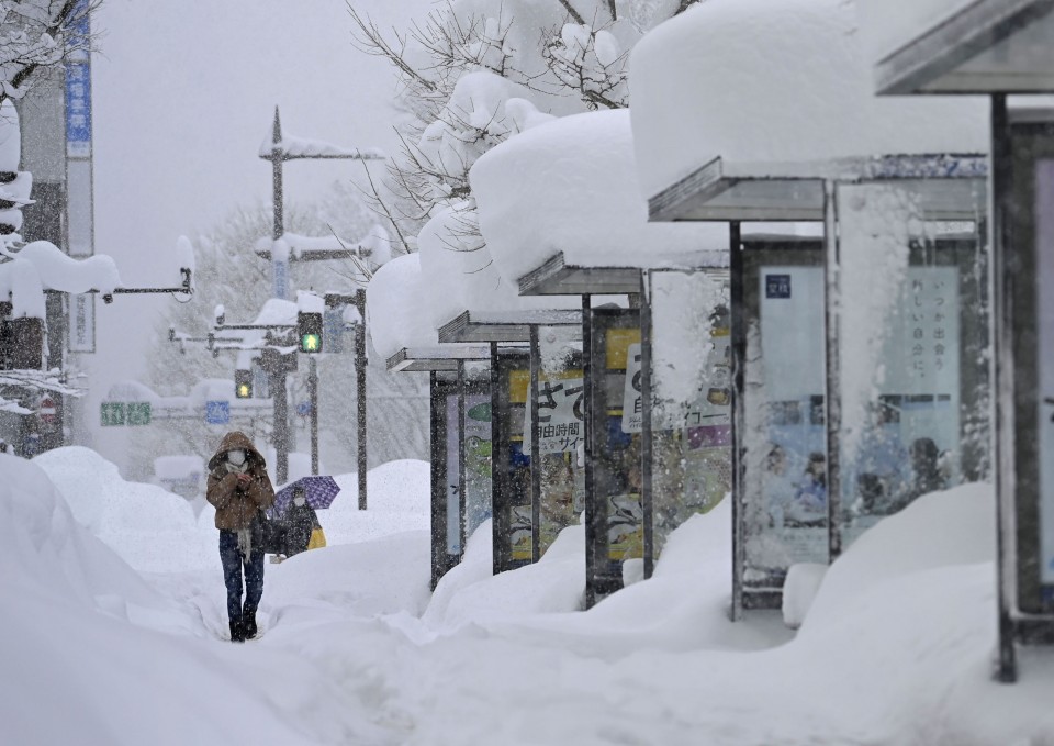 Cars Stranded Trains Affected By Continued Heavy Snow Across Japan 1306