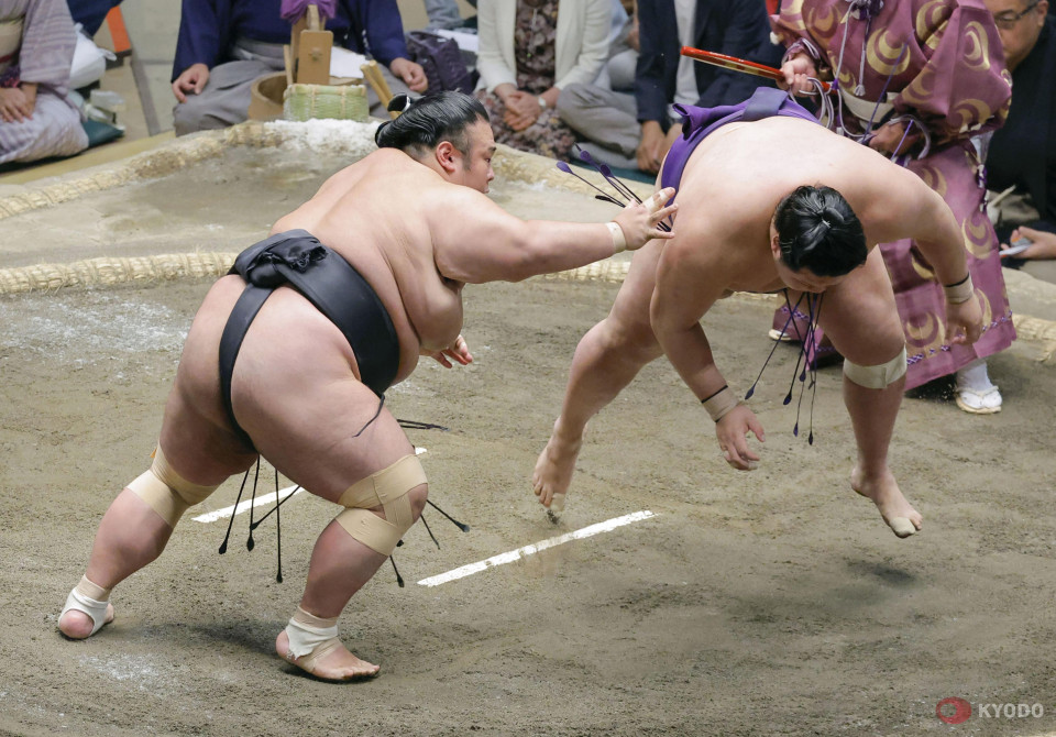 Meisei beats Terunofuji to move into tie for lead at Summer Grand