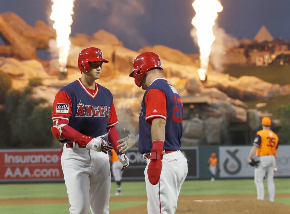 Shohei Ohtani (R) and Los Angeles Angels teammate Mike Trout