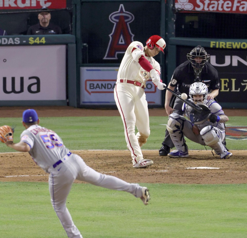 Mike Trout hits for season's first cycle in Angels win