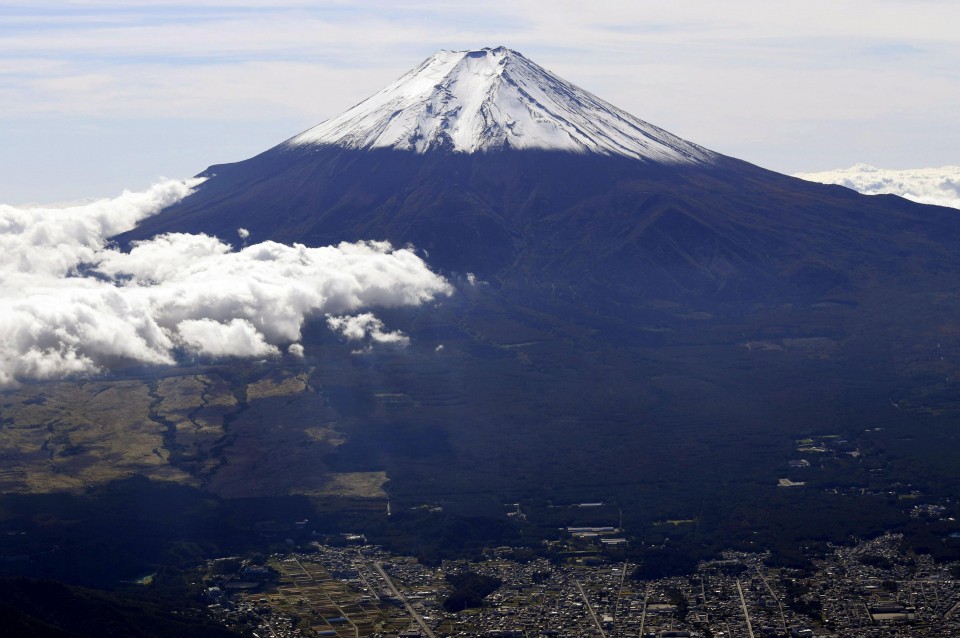 IN PHOTOS Mt. Fuji gets season's first snowcap