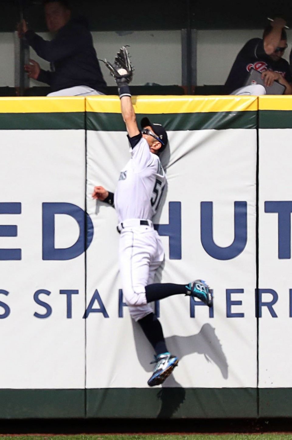 Baseball Suzuki shines in defense, gets 1st hits since Mariners return