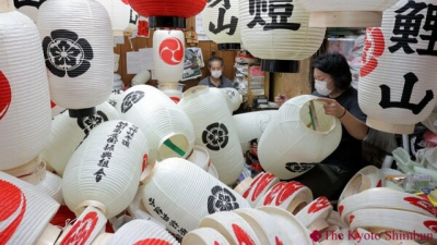 Lantern crafting for Kyoto's traditional festival scaled down amid pandemic