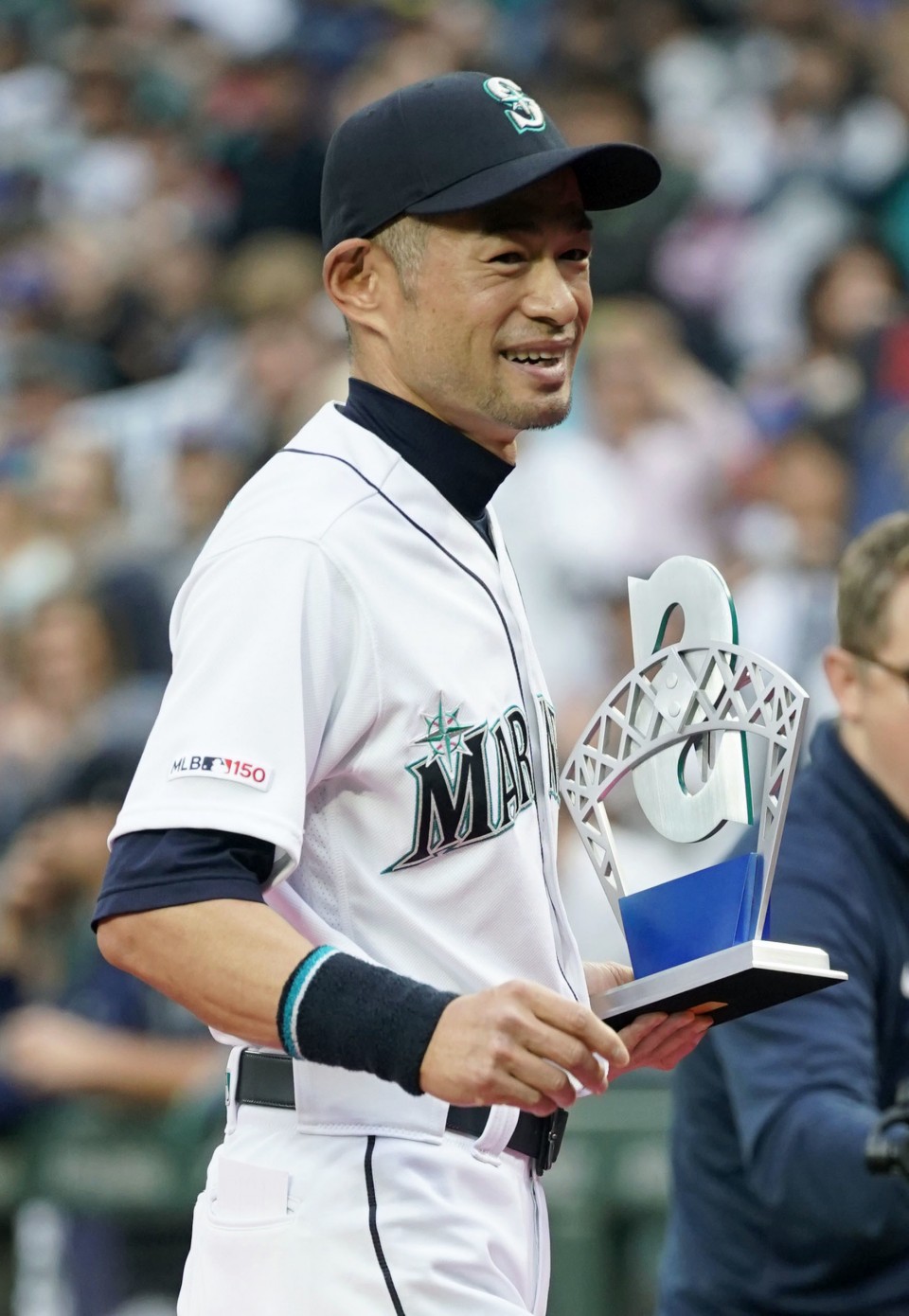 Ichiro Honored by Mariners, Gives Speech to Fans 