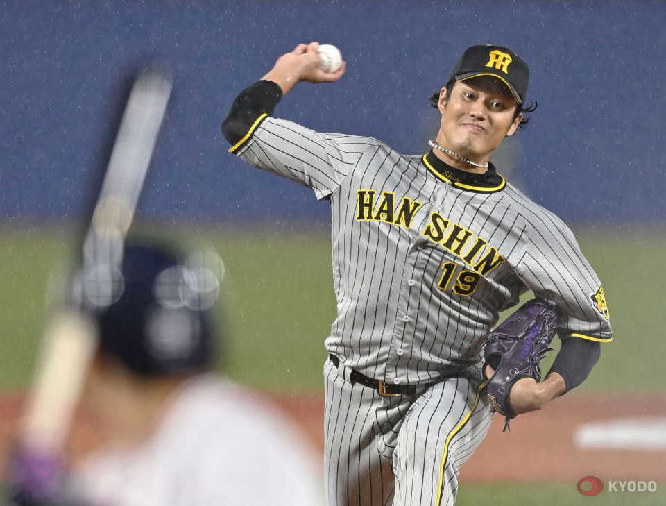 Ohtani and Shintaro Fujinami (tomorrow's OAK SP) at the 2012 Koshien HS  Baseball Spring Tournament. Ohtani hit a HR off Fujinami but gave up 9 runs  to Fujinami's powerhouse Osaka Toin team. 